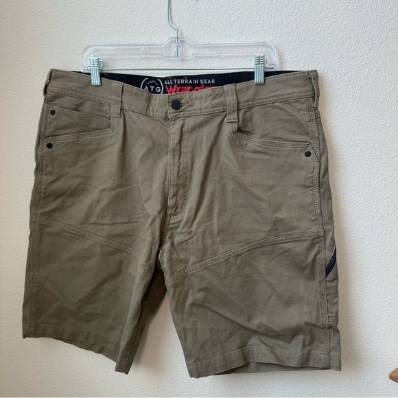 Wrangler Other - Wrangler Men's Waist 38 Cargo Tan Shorts